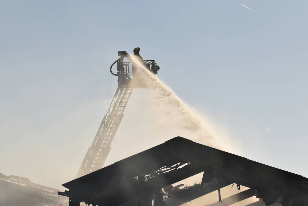 Uitstaande brand verwoest stal