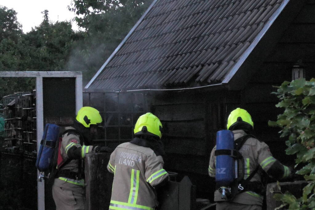 Haardhout tegen schuur in brand