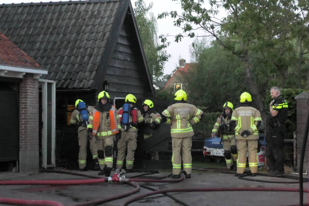 Haardhout tegen schuur in brand