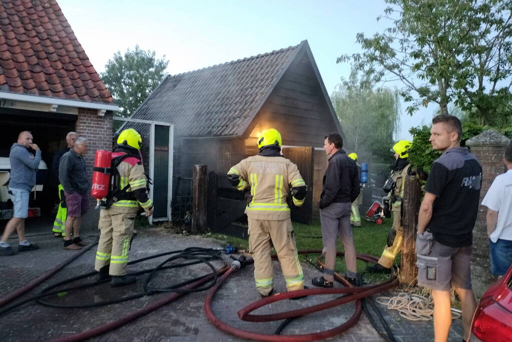 Haardhout tegen schuur in brand