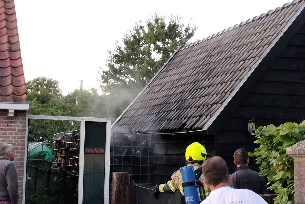 Haardhout tegen schuur in brand