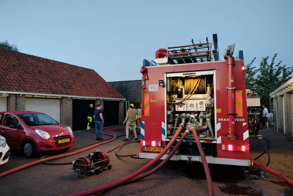 Haardhout tegen schuur in brand