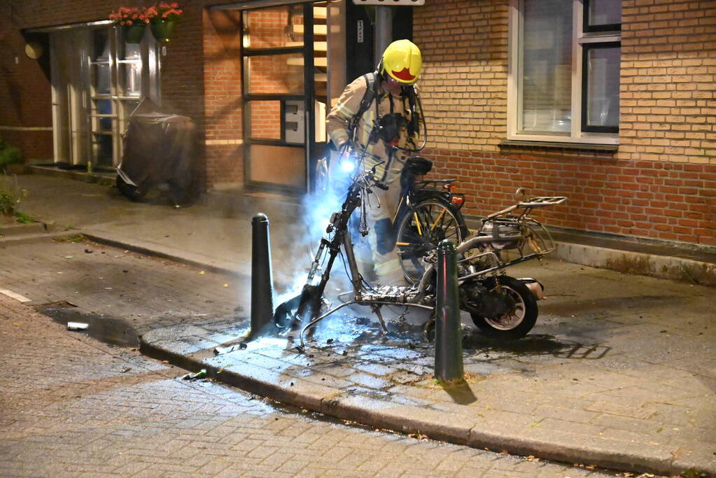 Geparkeerde scooter volledig uitgebrand