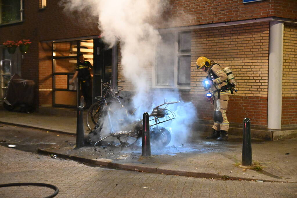 Geparkeerde scooter volledig uitgebrand
