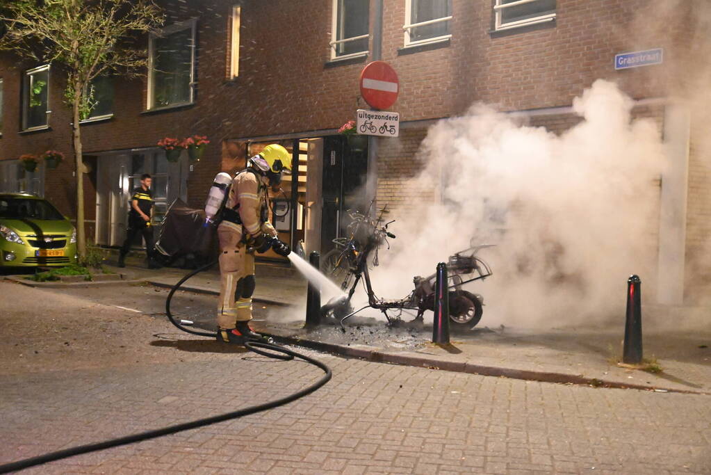 Geparkeerde scooter volledig uitgebrand