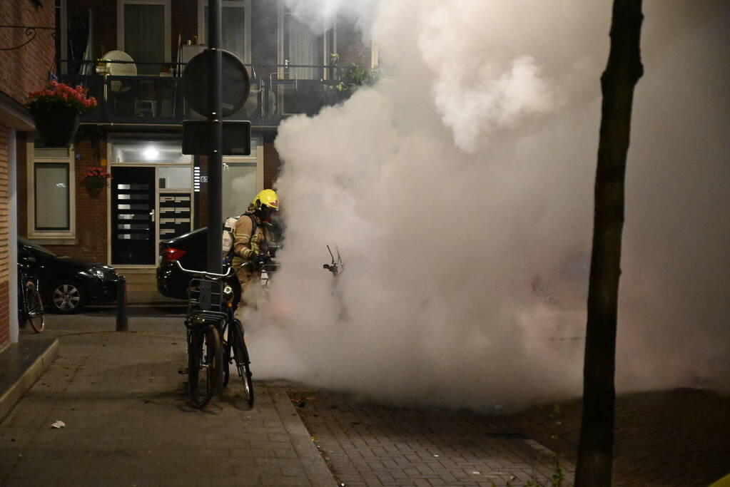 Geparkeerde scooter volledig uitgebrand