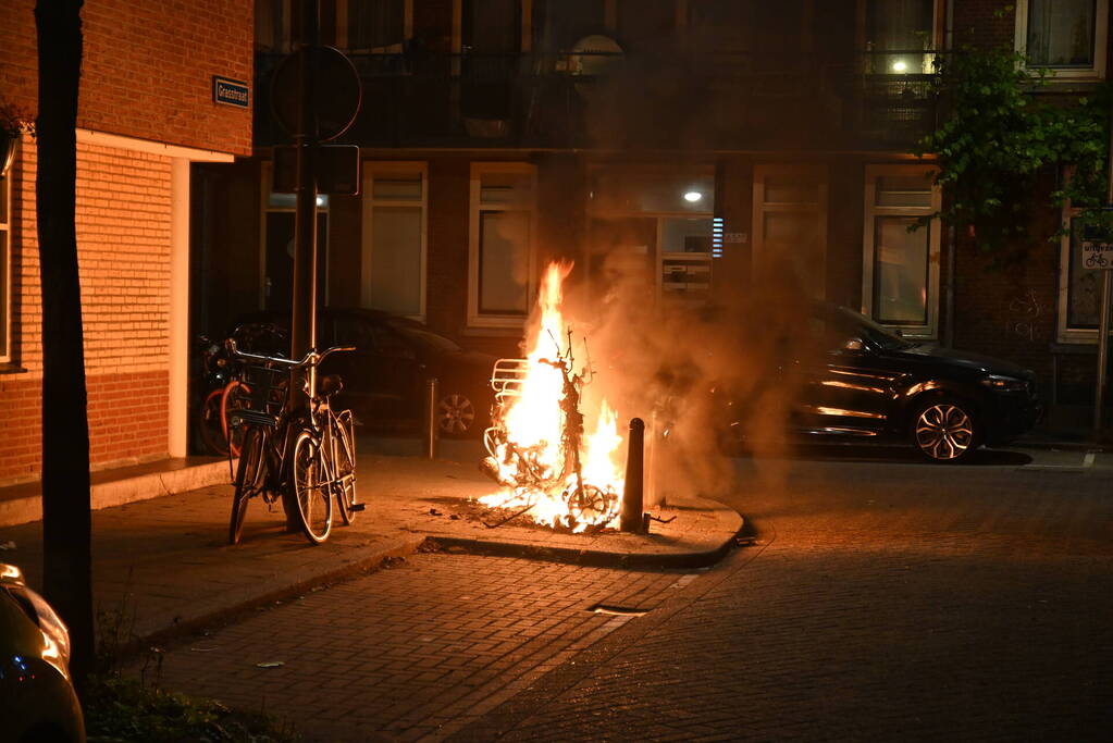 Geparkeerde scooter volledig uitgebrand
