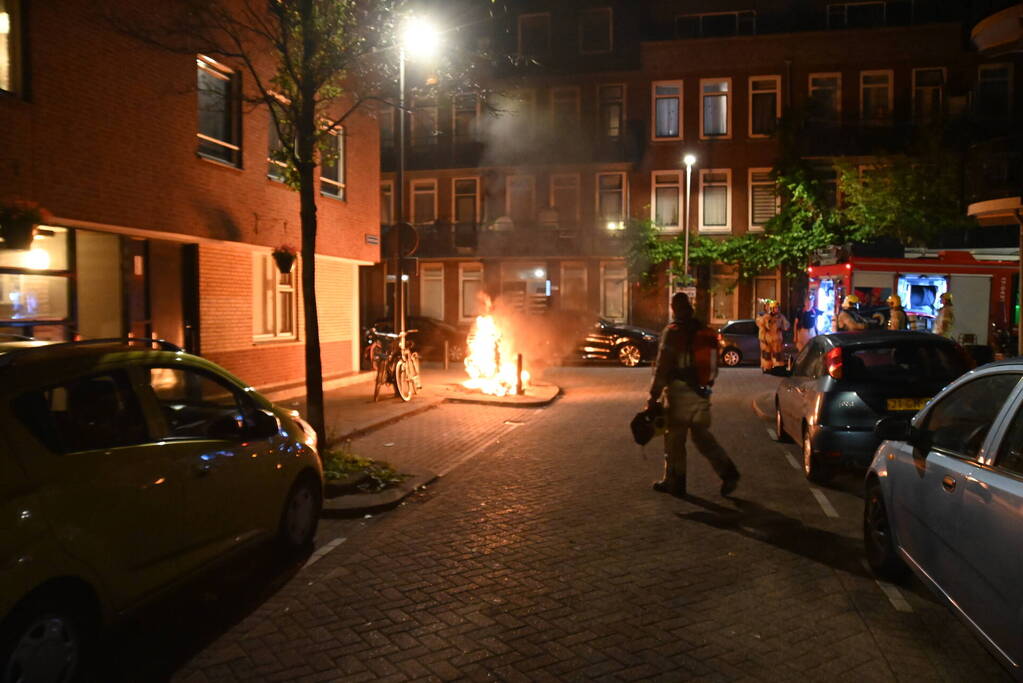 Geparkeerde scooter volledig uitgebrand