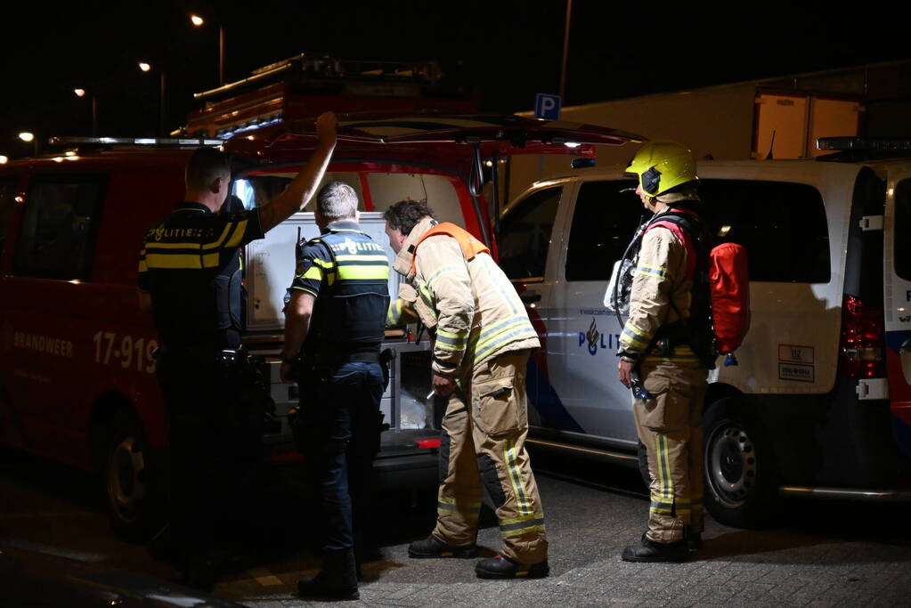 Rook uit vrachtwagen houdt brandweer bezig