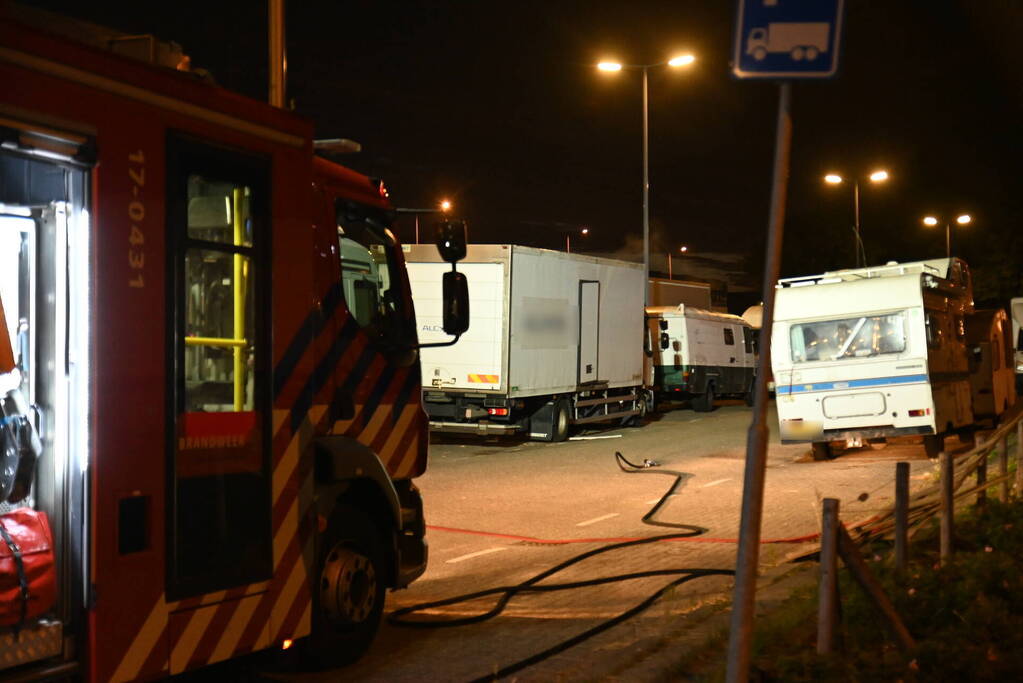 Rook uit vrachtwagen houdt brandweer bezig