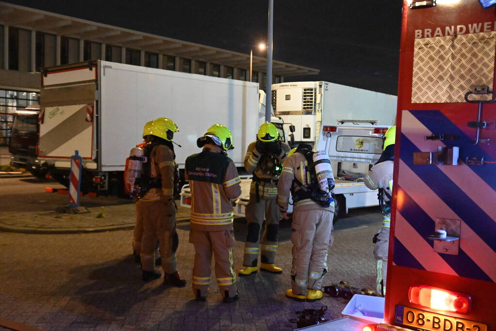 Rook uit vrachtwagen houdt brandweer bezig