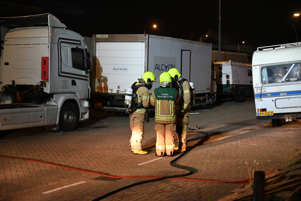 Rook uit vrachtwagen houdt brandweer bezig