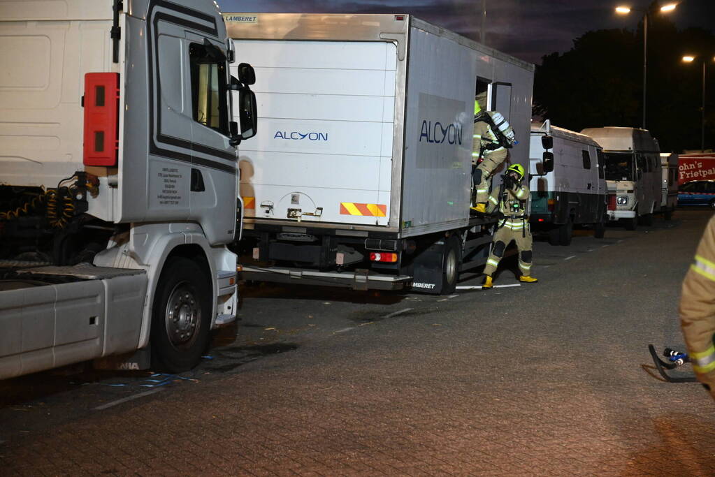 Rook uit vrachtwagen houdt brandweer bezig