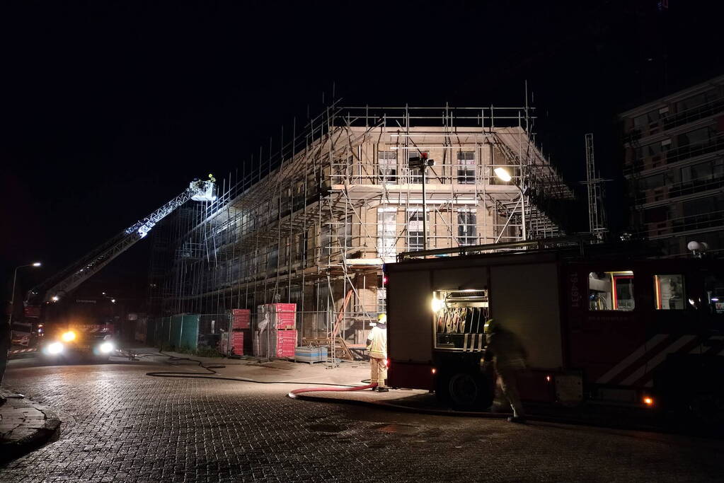 Brand in bouwcontainer op dak