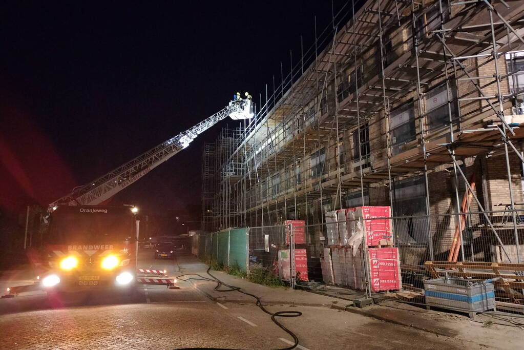 Brand in bouwcontainer op dak