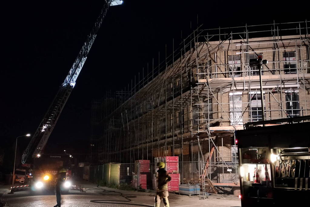 Brand in bouwcontainer op dak