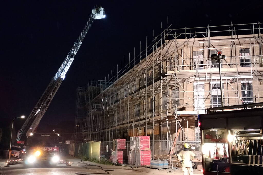 Brand in bouwcontainer op dak