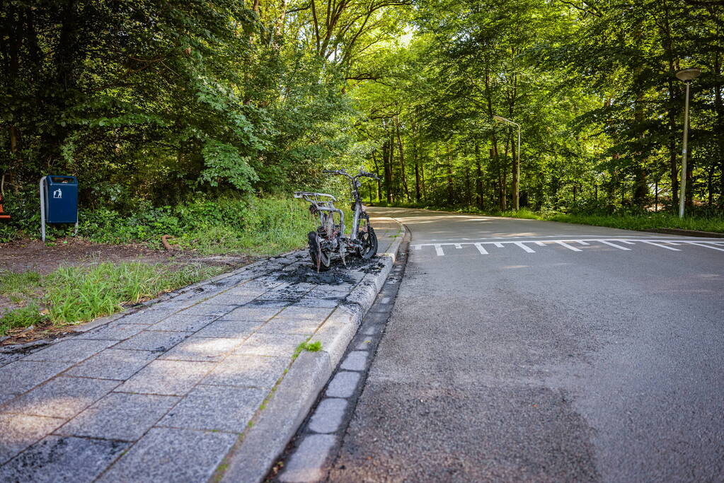 Opnieuw gaat een deelscooter in vlammen op