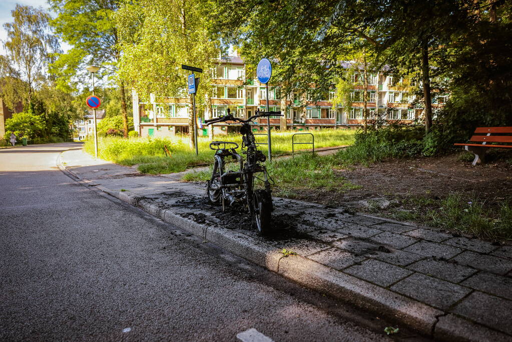 Opnieuw gaat een deelscooter in vlammen op