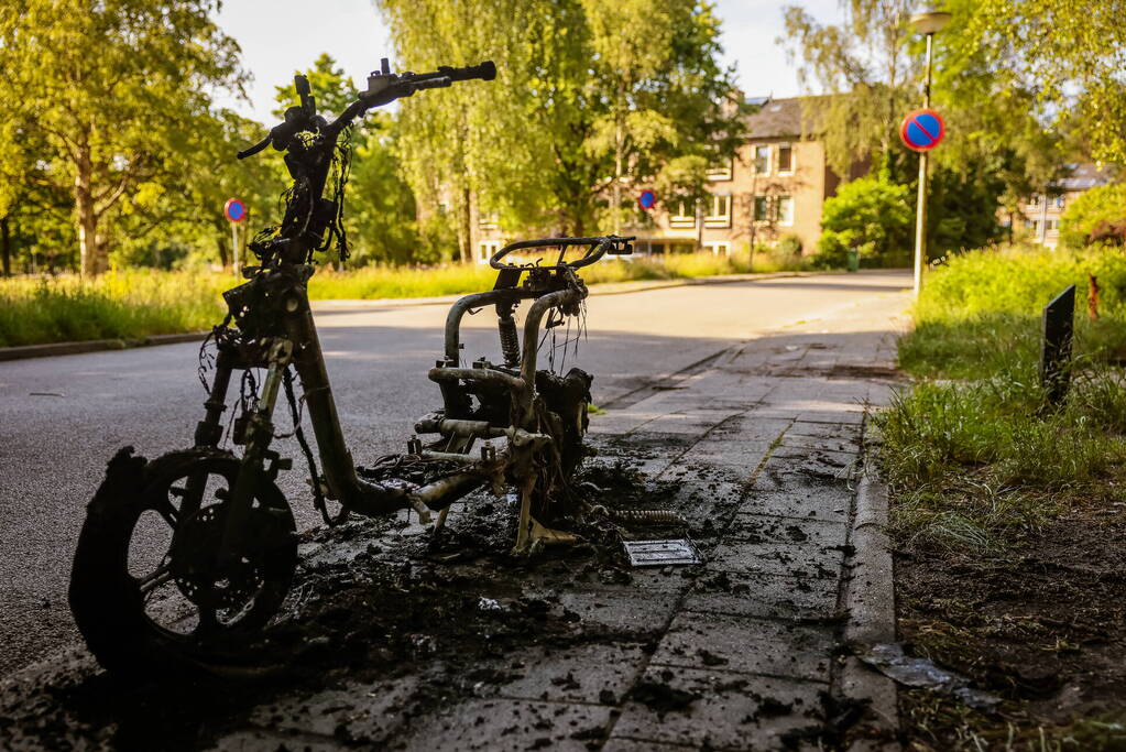 Opnieuw gaat een deelscooter in vlammen op