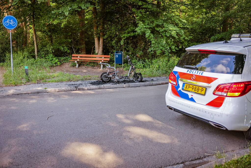 Opnieuw gaat een deelscooter in vlammen op
