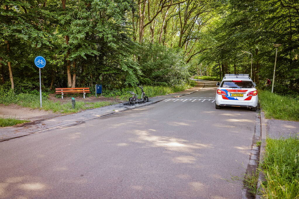 Opnieuw gaat een deelscooter in vlammen op