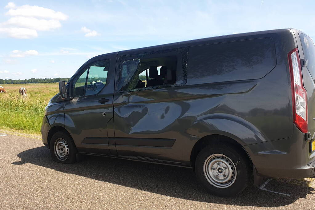 Brommerrijder botst op bestelbus