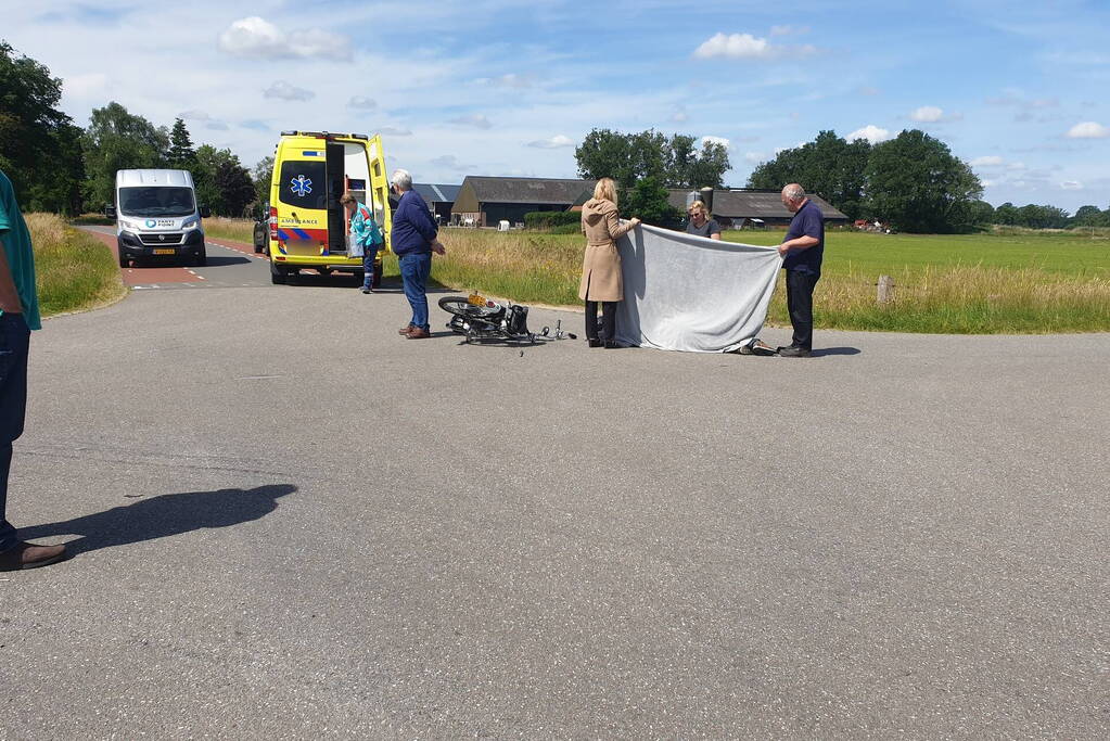 Brommerrijder botst op bestelbus