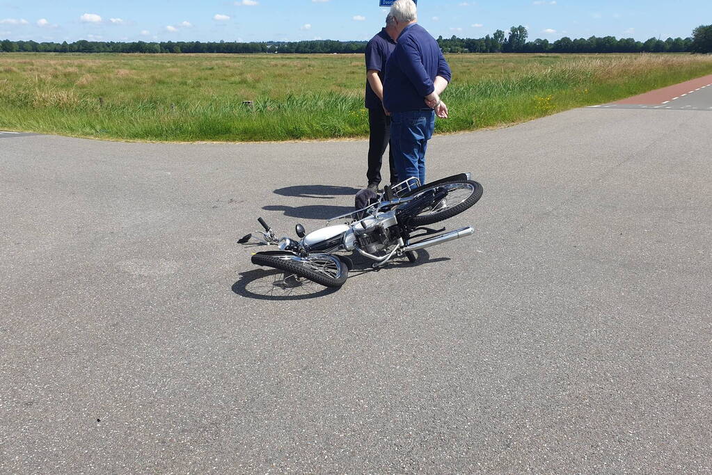 Brommerrijder botst op bestelbus