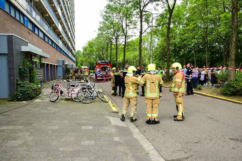 Twee woningen op 6e en 7e verdieping flatgebouw verwoest