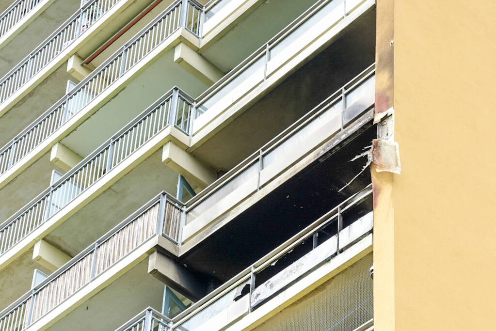 Twee woningen op 6e en 7e verdieping flatgebouw verwoest