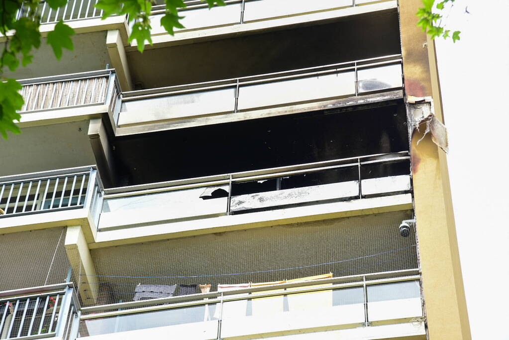 Twee woningen op 6e en 7e verdieping flatgebouw verwoest