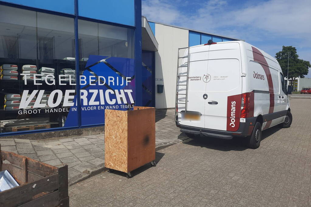 Hennepkwekerij aangetroffen in pand tegelbedrijf