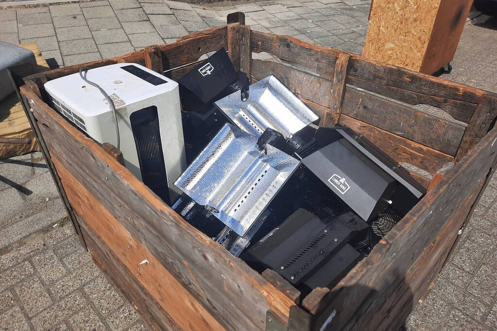 Hennepkwekerij aangetroffen in pand tegelbedrijf