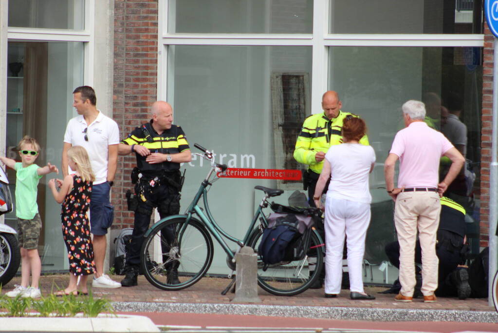 Fietsers raken elkaar op kruising
