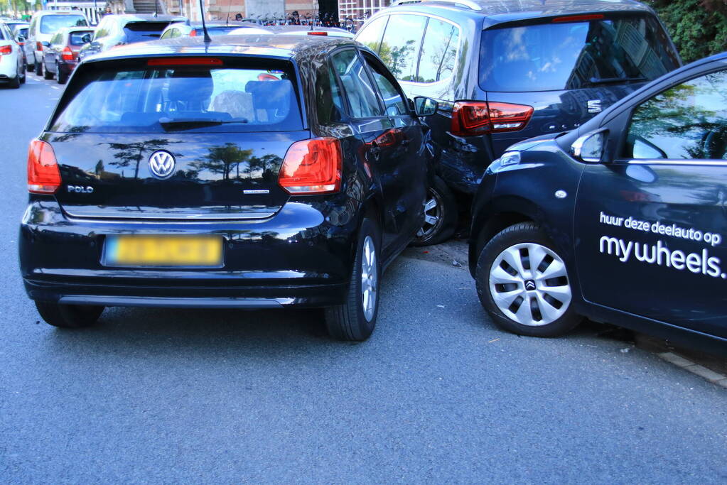 Meerdere personenauto's in botsing