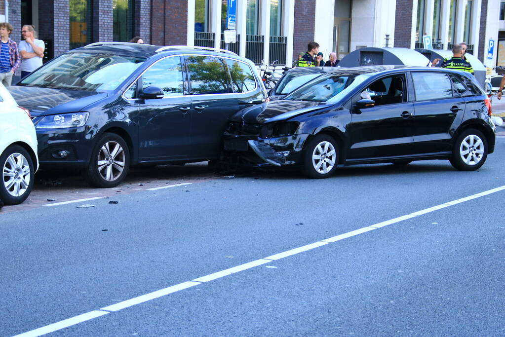 Meerdere personenauto's in botsing