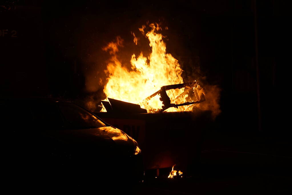 Flinke vlammen bij brand in bouwcontainer