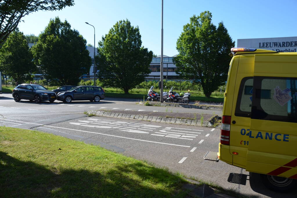 Twee auto's botsen door voorrangsfout