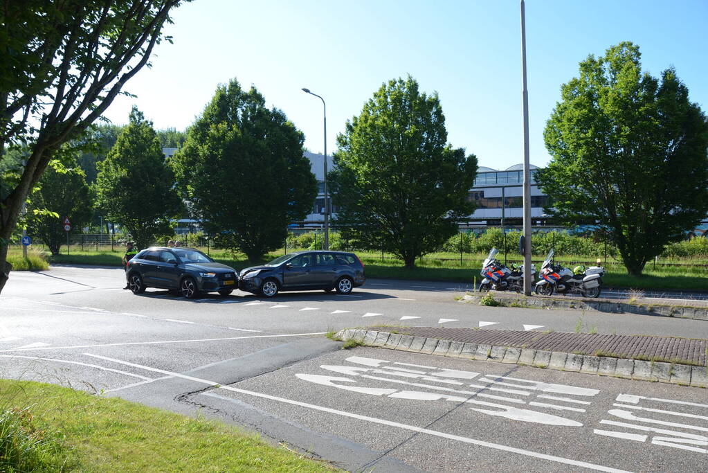 Twee auto's botsen door voorrangsfout