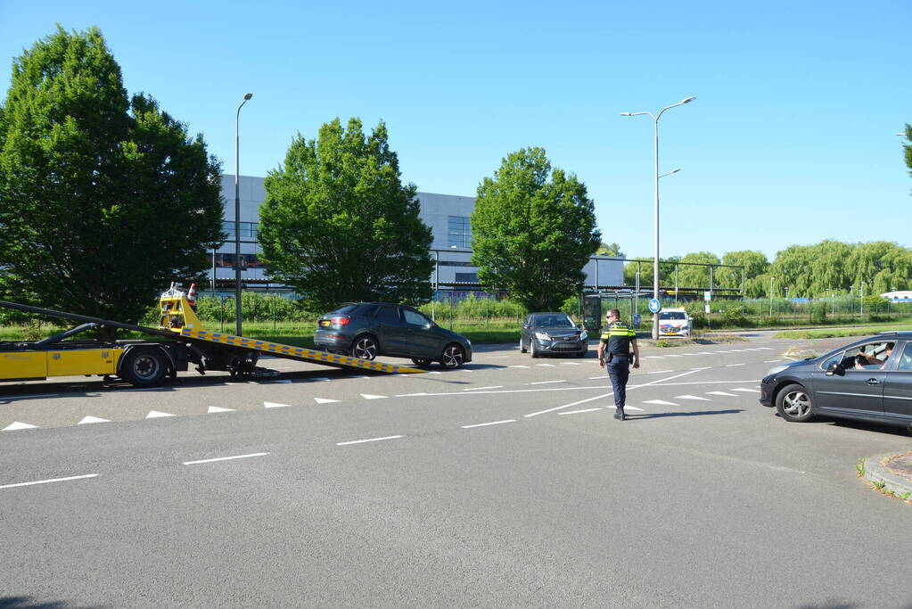 Twee auto's botsen door voorrangsfout