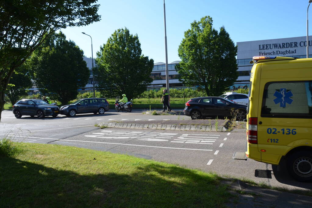 Twee auto's botsen door voorrangsfout