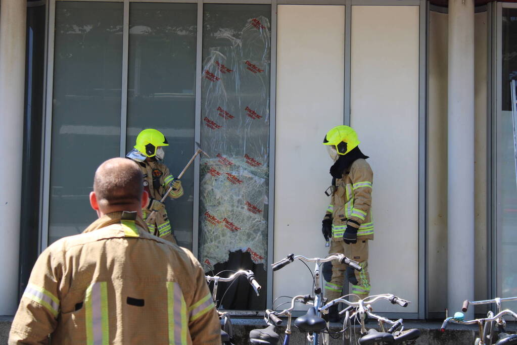 Brandweer bevrijdt man van dak metrostation