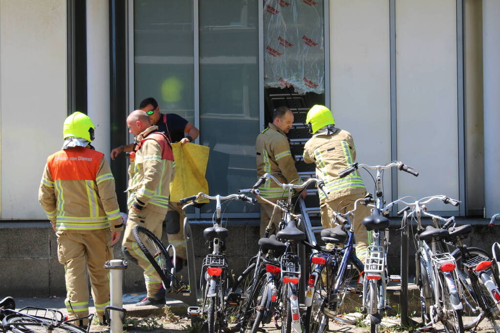 Brandweer bevrijdt man van dak metrostation