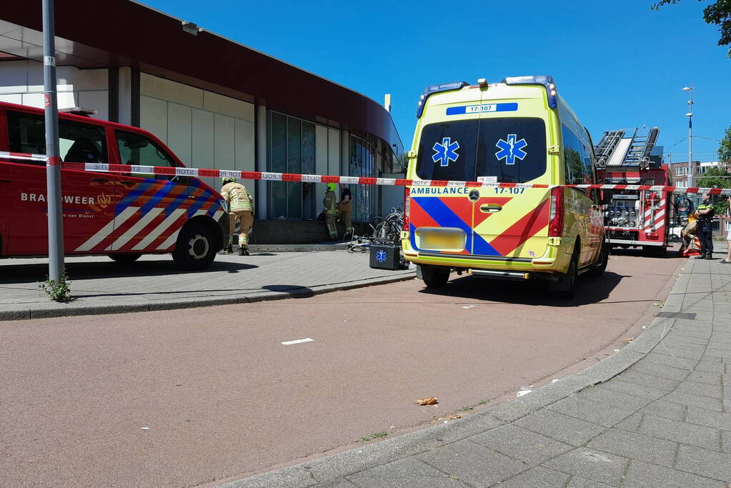 Brandweer bevrijdt man van dak metrostation