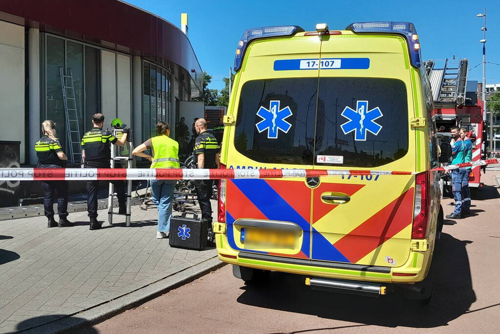 Brandweer bevrijdt man van dak metrostation