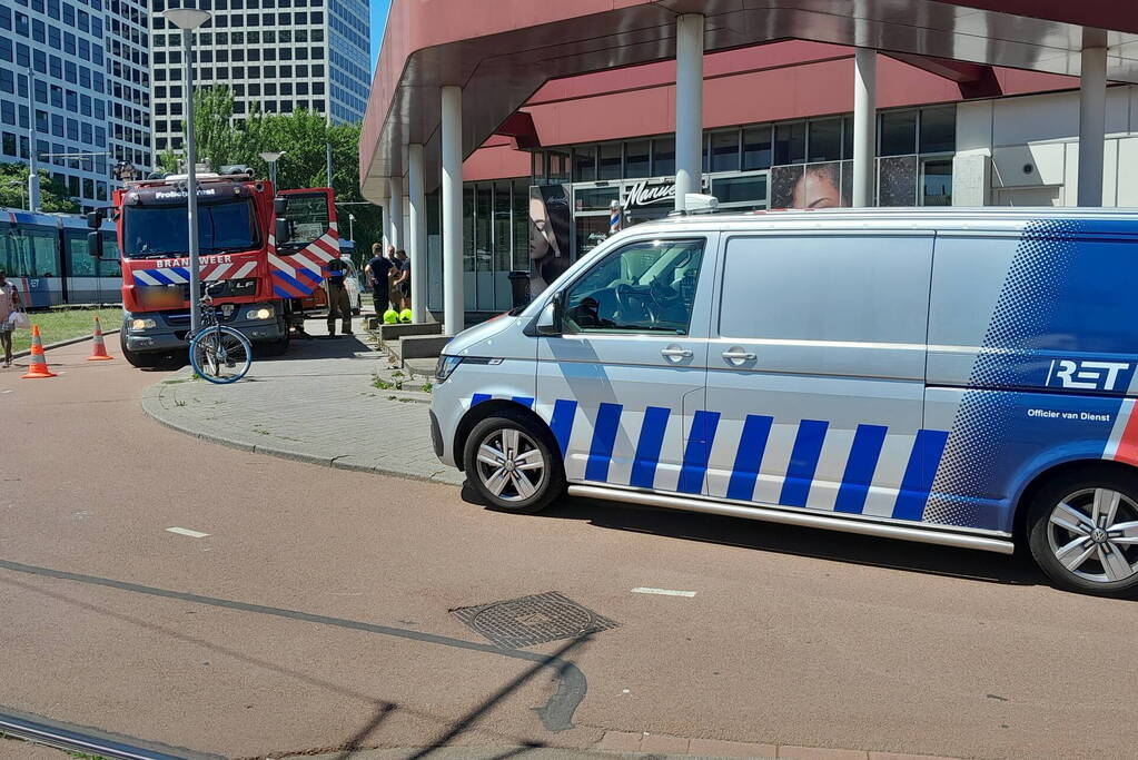 Brandweer bevrijdt man van dak metrostation