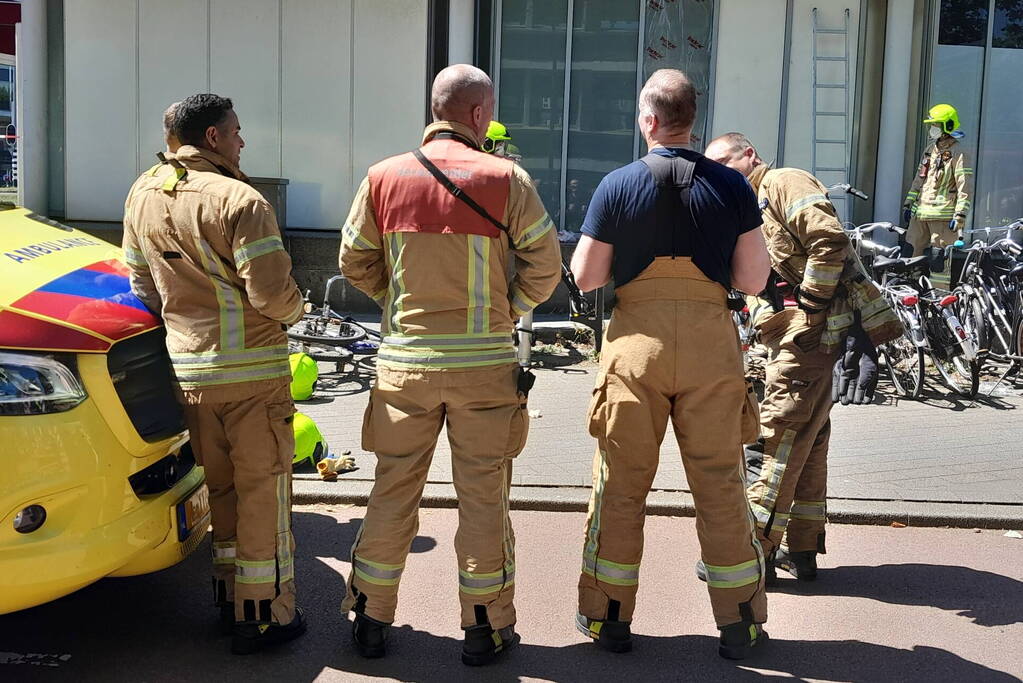 Brandweer bevrijdt man van dak metrostation