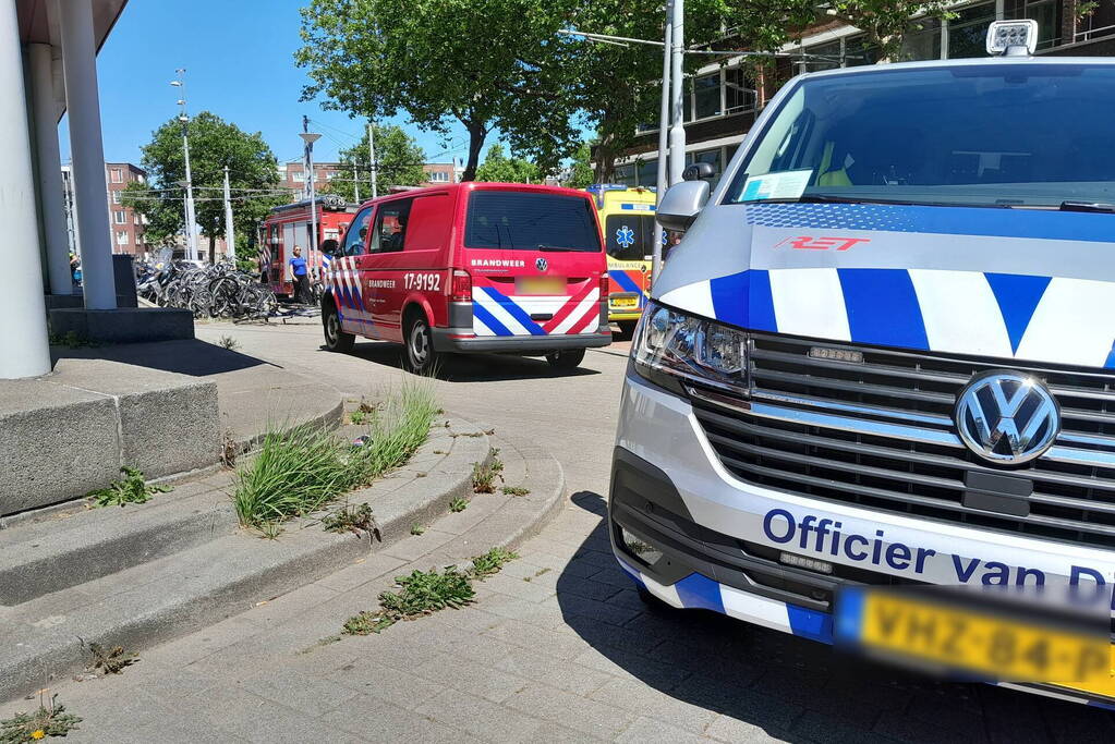 Brandweer bevrijdt man van dak metrostation