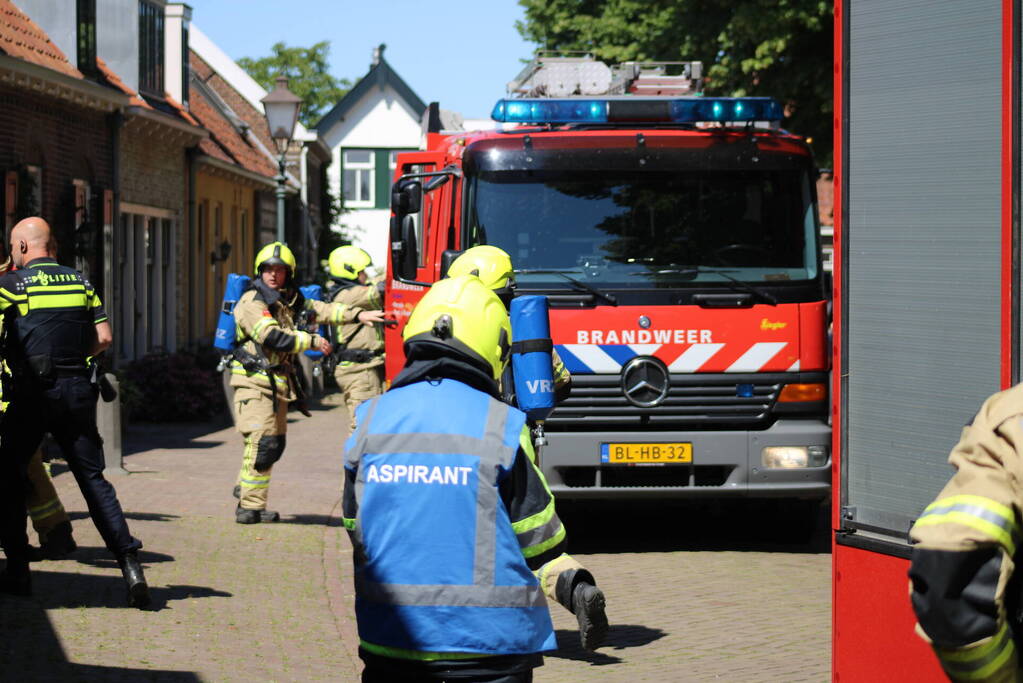 Brand in schuur tussen twee woningen